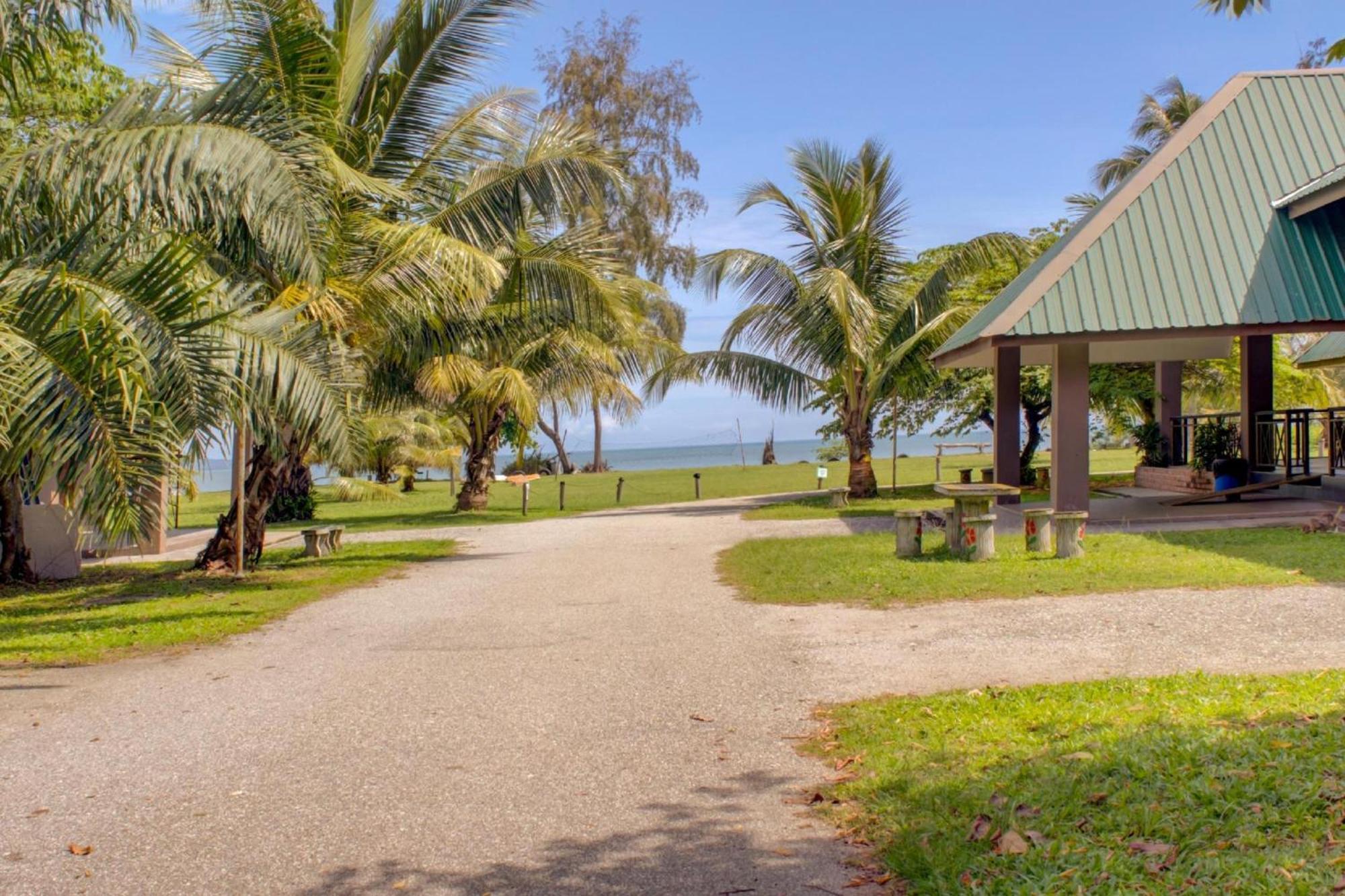 Super Oyo 89896 Sedili Inn Resort Kota Tinggi Eksteriør bilde