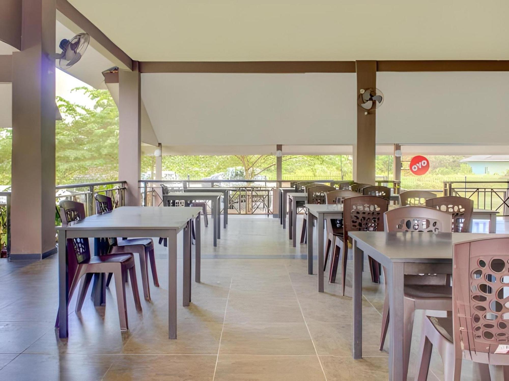 Super Oyo 89896 Sedili Inn Resort Kota Tinggi Eksteriør bilde